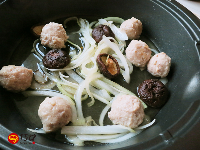 煸炒洋蔥及香菇後，加入貢丸扮炒，並加入香菇水微煮
